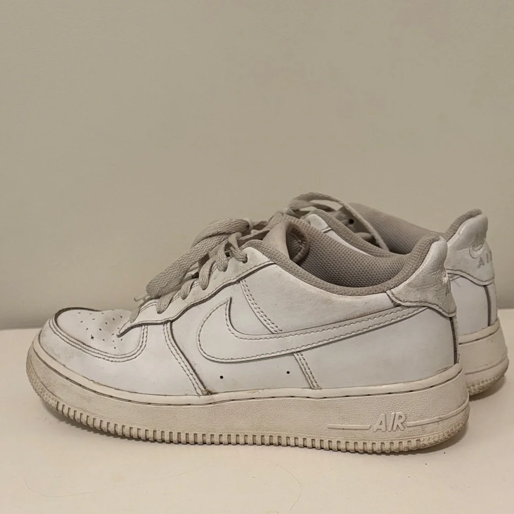 Nike Air Force 1 Low Top Sneaker White Shoes 6Y 38.5 W 7.5 - Picture 4 of 8